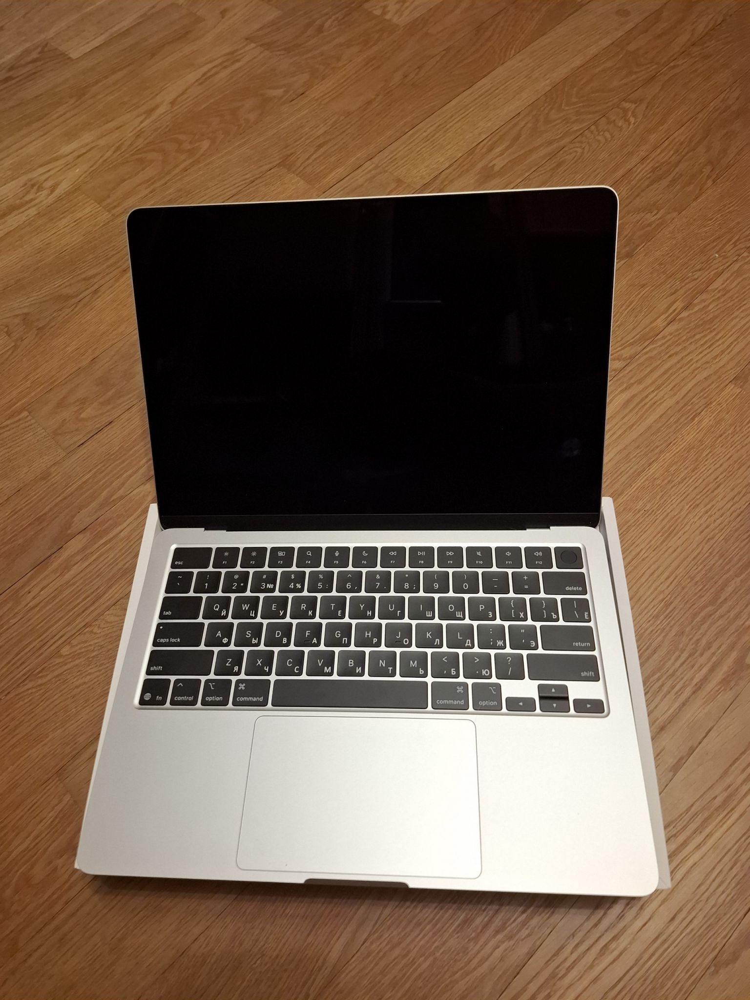 Apple MacBook Air 13.6" M5, 16GB RAM, 512GB SSD - $899.99